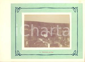 1910 ca SPA (BELGIO) Veduta panoramica dall'alto - Foto VINTAGE  Fotografia originale d'epoca.La fotografia &egrave; montata su cartoncino rigido, con velina di protezione e un margine telato, poich&eacute; era parte di un album o serie.Didascalia originale: "22. Panorama van Spa".CONDIZIONI: G (ma macchie di umidit&agrave; sul margine telato)FORMATO: 23x15 cm (cartoncino); 11x8 cm (fotografia)    originale e autentica 1
