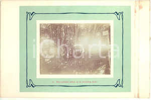 1910 ca BELGIO Gruppo presso un albero sulla passeggiata ARACO - Foto vintage  Fotografia originale d'epoca.La fotografia &egrave; montata su cartoncino rigido, con un margine telato, poich&eacute; era parte di un album o serie.Didascalia originale: "21. Een zeldzame stronk op de wandeling Araco".CONDIZIONI: G (ma macchie di umidit&agrave; sul margine telato)FORMATO: 23x15 cm (cartoncino); 11x8 cm (fotografia)    originale e autentica 1