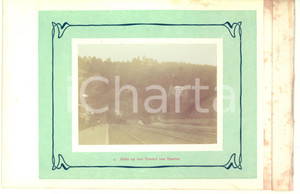 1910 ca ESNEUX Stazione ferroviaria con treno in uscita dal tunnel - Foto RARA  Fotografia originale d'epoca.La fotografia &egrave; montata su cartoncino rigido, con margine telato, poich&eacute; era parte di un album o serie.Didascalia originale: "4. Zicht op den Tunnel van Esneux".CONDIZIONI: FAIR (macchie di umidit&agrave; sul margine telato)FORMATO: 23x15 cm (cartoncino); 11x8 cm (fotografia)    originale e autentica 1