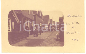 1907 ISOLA DI MARKEN (OLANDA) Scena con militari in una via - Foto vintage  Fotografia originale d'epoca, in formato cartolina postale.CONDIZIONI: G FORMATO: FP    originale e autentica 1