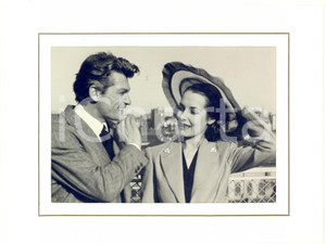 1947 BRUXELLES Jean MARAIS et Marcelle DERRIEN pendant une réception - Photo  Fotografia d'epoca, incorniciata con passepartout in cartoncino e fissata con adesivo al retro.La fotografia reca al verso la didascalia originale dell'epoca.CONDIZIONI: FAIR (lievi rigature e minima macchia centrale)FORMATO: 18x13 cm (fotografia); 24x18 cm (cartoncino)    originale e autentica 1