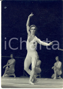1960 ca BRUXELLES Ballets Modernes - Un spectacle (1) - Photo VERHASSEL 13x18 cm  Fotografia d'epoca, che reca al verso il timbro del fotografo.FOTOGRAFO: Verhassel - BruxellesCONDIZIONI: G (lievi fioriture al verso)FORMATO: 13x18 cm     originale e autentica 1