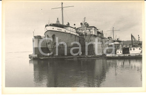 1970 BOMA CONGO Drague MATEBA au carénage dans le dock flottant (3) Photo 18x11  Fotografia originale, con didascalia manoscritta al verso.CONDIZIONI: FAIR (difetti di stampa)FORMATO: 18x11 cm     originale e autentica 1