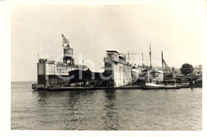 1968 BOMA (CONGO) Dock flottant de chantier naval du S.V.N. - Photo 18x12 cm  Fotografia originale, con didascalia manoscritta al verso.CONDIZIONI: G (lievi difetti di stampa)FORMATO: 18x12 cm     originale e autentica 1