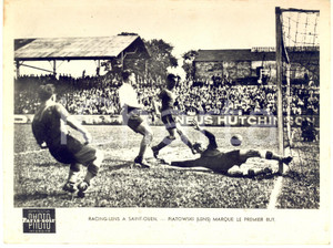 1950 ca SAINT-OUEN FOOTBALL Racing-Lens - Wadeck PIATKOWSKI marque premier but  Fotografia d'epoca, dell'agenzia Paris-Soir.CONDIZIONI: POOR (ingiallimenti e macchie marginali)FORMATO: 20x15 cm     originale e autentica 1