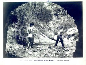 1963 CINEMA "Hollywood Nudes Report" by  Barry Mahon - Photo movie scene 26x20  Fotografia di scena originale.CONDIZIONI: POOR (piccoli fori di affissione, piccola scritta a pennarello al margine superiore e piegature marginali)FORMATO: 26x20 cm    originale e autentica 1