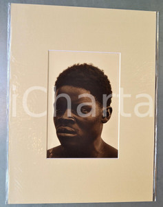 1950 ca AFRICA Ritratto di giovane uomo - Foto Jacques DONCQ 30x40 cm  Fotografia originale d'epoca, incorniciata con passepartout in cartoncino pesante e fissata con adesivo al retro.Velina protettiva.FOTOGRAFO: Jacques DoncqCONDIZIONI: GFORMATO: 17x24 cm (fotografia); 30x40 cm (cartoncino)    originale e autentica 1