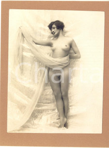 1930 ca EROTICA VINTAGE Donna nuda posa con lungo velo - Foto 11x15 cm Fotografia artistica, originale d'epoca, montata su cartoncino.FORMATO: 11x15 cmCONDIZIONI: G     originale e autentica 1