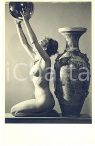 1960 ca VINTAGE EROTIC Nude woman with ball and vase - Photo Raymond VAN DOREN Fotografia originale di Raymond Van Doren, stampata su carta pesante.FORMATO: 11x17 cmCONDIZIONI: G    originale e autentica 1