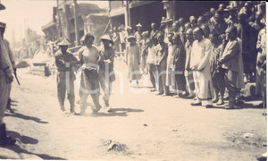 1910 ca CHINA DEATH PENALTY Condemned man led to the hangman (2) RARE photo 14x8 Fotografia originale d'epoca.FORMATO: 14x8 cmCONDIZIONI: G (ma margini lievemente rifilati e lievi difetti di stampa)    originale e autentica 1