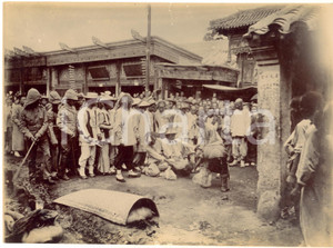 1910 ca CHINA DEATH PENALTY - Executions in a public square *RARE photo 20x15 cm Fotografia originale d'epoca.FORMATO: 20x15 cmCONDIZIONI: POOR (fotografia in buone condizioni, ma strappo di circa 2 cm al margine superiore)    originale e autentica 1