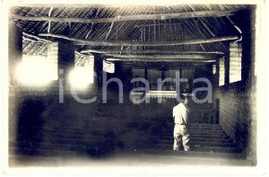 1935 ca BUNKEYA (CONGO) Intérieur d'une église de brousse - Photo 15x10 cm Fotografia originale d'epoca, con didascalia manoscritta al verso.CONDIZIONI: FAIR (difetti di stampa; piccole sbrecciature marginali)FORMATO: 15x10 cm    originale e autentica 1