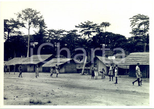 1943 CONGO BELGE Village sur la route BOMA-BANANA - Photo 24x18 cm  Fotografia d'epoca, che reca al verso la didascalia originale.FOTOGRAFO: G. De Boe - CongopresseCONDIZIONI: FAIR (ondulature al margine superiore)FORMATO: 24x18 cm     originale e autentica 1