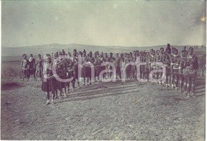 1910 ca SOUTH AFRICA Indigenous people of a village  - Photo William LAWS CANEY  Fotografia d'epoca, con timbro al verso.FOTOGRAFO: William Laws Caney- MaritzbergCONDIZIONI: G (ma minima macchia e difetti di stampa)FORMATO: 20x14 cm     originale e autentica 1