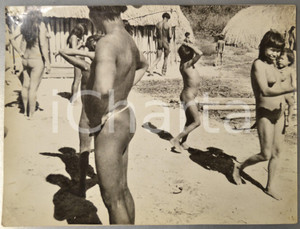 1954 CINEMA "L'Amazone nue" di Zygmunt Sulistrowski - Foto di scena 30x23 cm  Fotografia originale, con timbri al verso.CONDIZIONI: POOR (piegature angolari con piccoli fori di affissione)FORMATO: 30x23 cm     originale e autentica 1