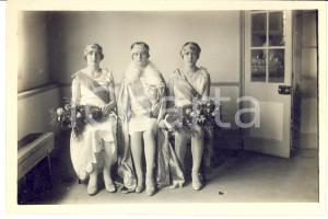 1929 s.l.  CONCORSO DI BELLEZZA Ritratto delle tre vincitrici - Foto 15x10 cm Fotografia originale d'epoca.CONDIZIONI: POOR (piegature e strappo di 1 cm al margine inferiore)FORMATO: 15x10 cm    originale e autentica 1