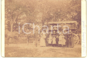 1890 ca s.l. COSTUME Famiglia LEITENBURG e parenti con carrozza - Foto 16x11 cm Fotografia originale d'epoca, montata su cartoncino rigido.CONDIZIONI: G (minime sbrecciature e graffi superficiali)FORMATO: 16x11 cm    originale e autentica 1