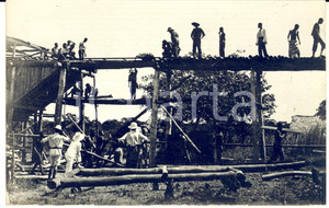 1930 ca CONGO BELGE - Mine d'étain - Photo Léopold GABRIEL  ANIMEE 14x9 cm RPPC Fotografia originale d'epoca, in formato cartolina postale.Didascalia manoscritta al verso.FOTOGRAFO: L&eacute;opold GabrielFORMATO: 14x9 cmCONDIZIONI: G     originale e autentica 1