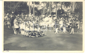 1928 CONGO BELGE Visite roi Albert I - Cortège enfants - Photo L. GABRIEL 412 Fotografia originale d'epoca, scattata durante la visita dei sovrani Alberto I ed Elisabetta del Belgio in Congo.Timbro del fotografo al verso.FOTOGRAFO: L&eacute;opold Gabriel - Panda - KatangaFORMATO: 14x9 cmCONDIZIONI: G     originale e autentica 1