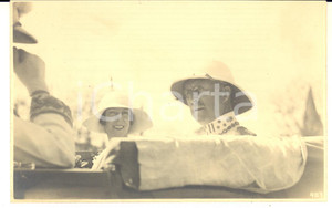 1928 CONGO BELGE Roi Albert I et reine Elisabeth en voiture - Photo L. GABRIEL Fotografia originale d'epoca, scattata durante la visita dei sovrani Alberto I ed Elisabetta del Belgio in Congo.FOTOGRAFO: L&eacute;opold Gabriel FORMATO: 14x9 cmCONDIZIONI: G     originale e autentica 1