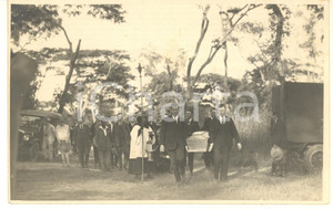1930 ca ELISABETHVILLE (CONGO BELGE) Funérailles (2) Photo Léopold GABRIEL Fotografia originale d'epoca, in formato cartolina postale.FOTOGRAFO: L&eacute;opold Gabriel - ElisabethvilleFORMATO: 14x9 cmCONDIZIONI: FAIR (piccola, ma profonda piegatura angolare)    originale e autentica 1
