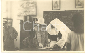 1928 CONGO BELGE Reine Elisabeth - Ecole pour fille noires *Photo L. GABRIEL 430 Fotografia originale d'epoca, scattata durante la visita dei sovrani Alberto I ed Elisabetta del Belgio in Congo.La fotografia documenta l'arrivo presso una scuola per ragazze di colore.FOTOGRAFO: Léopold Gabriel  GOOD/buono  Formato: 14x9 cm originale e autentica 1
