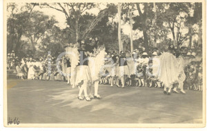 1928 CONGO BELGE Visite roi Albert Ier - Cortège d'enfants -  Photo L. GABRIEL Fotografia originale d'epoca, scattata durante la visita dei sovrani Alberto I ed Elisabetta del Belgio in Congo.Timbro del fotografo al verso.FOTOGRAFO: L&eacute;opold Gabriel - Panda - KatangaFORMATO: 14x9 cmCONDIZIONI: G     originale e autentica 1