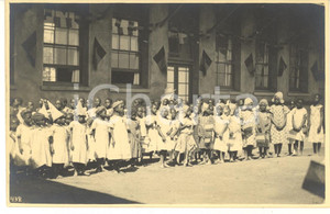 1928 CONGO BELGE Visite roi Albert Ier - Ecole des filles noires - Photo Fotografia originale d'epoca, scattata durante la visita dei sovrani Alberto I ed Elisabetta del Belgio in Congo.FOTOGRAFO: L&eacute;opold Gabriel FORMATO: 14x9 cmCONDIZIONI: G     originale e autentica 1