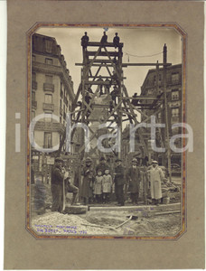 1922 PARIS Monument aux morts de Montrouge - Mise en place - Photo RARE 17x22 cm  Rara fotografia originale d'epoca, montata su cartoncino rigido.Si tratta del posizionamento del monumento realizzato dallo scultore Eug&egrave;ne Benet.CONDIZIONI: FAIR (piccola macchia al margine superiore)FORMATO: 17x22 cm (cartoncino); 16x19 cm (fotografia)    originale e autentica 1