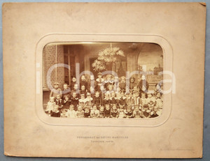 1883 TERMONDE (BELGIQUE) Pensionnat Soeurs Maricoles - Classe - Photo 33x25 cm  Fotografia d'epoca, completa di passepartout in cartone.FOTOGRAFO: J. David, 90, Rue de Courcelles &agrave; Levallois-ParisCONDIZIONI: G (ma piegature e sbrecciature al cartoncino)FORMATO: 33 x25 cm     originale e autentica 1