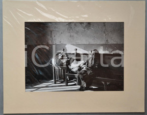 1960 ca BRUXELLES Marthe DIETENS "Salle d'attente" -  Photo ARTISTIQUE 52x42  Fotografia artistica, completa di passepartout in cartone e velina protettiva, con titolo al verso.FOTOGRAFO: Marthe Dietens - "Les Amateurs Photographes Belges"CONDIZIONI: G (ma strappo al cartoncino)FORMATO: 52x42 cm     originale e autentica 1