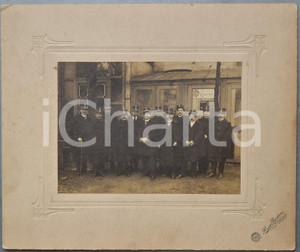 1910 ca MOLENBEEK/ BRUXELLES Hommes en uniforme près d'un bar *Photo 35x29 cm  Fotografia d'epoca, montata su cartoncino rigido.FOTOGRAFO: Henri Beckers - Molenbeek / BruxellesCONDIZIONI: G (lievi fioriture al cartoncino)FORMATO: 35x29 cm    originale e autentica 1