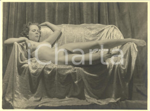 1960 ca VINTAGE EROTIC Naked woman on a sofa - Photo Raymond VAN DOREN 23x17 cm Fotografia artistica originale di Raymond Van Doren.FORMATO: 23x17 cmCONDIZIONI: G    originale e autentica 1