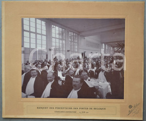 1911 EXPO CHARLEROI Banquet Percepteurs des Postes de Belgique *Photo 41x34 RARE  Rara e pregevole fotografia d'epoca, montata su cartoncino rigido.Datata 25 giugno 1911.FOTOGRAFO: Meyers-Hesbain - CharleroiCONDIZIONI: GFORMATO: 41x34 cm    originale e autentica 1