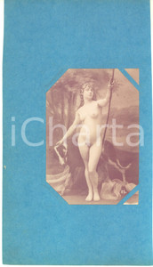 1900 ca VINTAGE EROTIC Nude woman with a dog - RARE Photo 15x26 cm Fotografia originale d'epoca, su carta sottile, montata su cartoncino morbido.FORMATO: 15x26 cm (cartoncino); 14x19 cm (fotografia)CONDIZIONI: G    originale e autentica 1