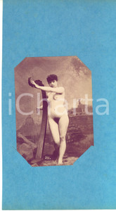 1900 ca VINTAGE EROTIC Nude woman playing the harp with Rome in the background Fotografia originale d'epoca, su carta sottile, montata su cartoncino morbido.FORMATO: 15x26 cm (cartoncino); 10x14 cm (fotografia)CONDIZIONI: G    originale e autentica 1