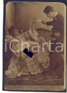 1910 ca VINTAGE EROTIC Postman delivering a mail to an upskirt woman *RARE Photo Fotografia originale d'epoca, montata su cartoncino.FORMATO: 12x16 cmCONDIZIONI: G (lievi piegature agli angoli superiori)    originale e autentica 1