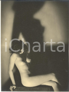 1940 ca VINTAGE EROTIC Nude woman sitting (1) Photo Raymond VAN DOREN (?)16x21 Fotografia originale d'epoca, con ogni probabilit&agrave; opera di Raymond Van Doren.FORMATO: 16x21 cmCONDIZIONI: G     originale e autentica 1