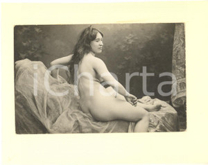 1906 (1920 ca) VINTAGE EROTIC Reclining woman long haired - Photo risque 17x13 Fotografia originale d'epoca, montata su cartoncino morbido.Timbro al verso.Stampata da originale del 1906.FORMATO: 16x21 cm (cartoncino); 14x9 cm (fotografia)CONDIZIONI: G     originale e autentica 1