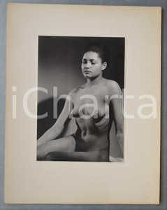 1960 ca VINTAGE EROTIC Nude woman sitting - Photo Raymond VAN DOREN 29x37 Fotografia originale di Raymond Van Doren, montata su cartoncino rigido.FORMATO: 29x37 cm (cartoncino); 16x23 cm (fotografia)CONDIZIONI: G     originale e autentica 1