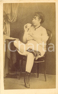 1880 ca VINTAGE EROTIC Woman drinking tea in lingerie and boots - Photo risque  Fotografia originale d'epoca, stampata all'albumina.CONDIZIONI: GFORMATO: CDV    originale e autentica 1