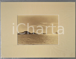 1950 ca AFRICA Paesaggio marino in controluce - Foto Jacques DONCQ 40x30 cm  Fotografia originale d'epoca, incorniciata con passepartout in cartoncino pesante e fissata con adesivo al retro.Velina protettiva.FOTOGRAFO: Jacques DoncqCONDIZIONI: GFORMATO: 24x18 cm (fotografia); 40x30 cm (cartoncino)    originale e autentica 1