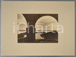 1950 ca AFRICA Veduta panoramica con lago - Foto Jacques DONCQ 40x30 cm  Fotografia originale d'epoca, incorniciata con passepartout in cartoncino pesante e fissata con adesivo al retro.Velina protettiva.FOTOGRAFO: Jacques DoncqCONDIZIONI: GFORMATO: 23x17 cm (fotografia); 40x30 cm (cartoncino)    originale e autentica 1