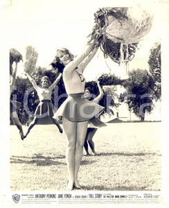 1960 CINEMA Joshua Logan "Tall Story" - Jane FONDA cheerleader - Photo 20x25 cm  Fotografia d'agenzia con didascalia coeva. CONDIZIONI: VERY POOR (fori angolari con strappi; piegature al lato superiore) FORMATO: 20x25 cm     originale e autentica 1