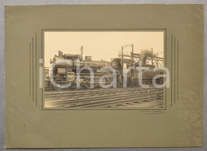 1930 ca BELGIQUE Chemin de fer - Locomotive 6453 avec cheminots *Photo DE RYCK  Fotografia originale d'epoca, montata su cartoncino pesante. Velina protettiva.FOTOGRAFO: G. De Ryck - LeuvenCONDIZIONI: GFORMATO: 38x28 cm      originale e autentica 1