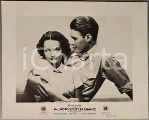 1938 CINEMA "Mr. Moto court sa chance" Rochelle HUDSON Robert KENT - Photo (1) Fotografia d'epoca.CONDIZIONI: FAIR (piccola macchia al margine superiore) FORMATO: 30x24 cm      originale e autentica 1