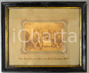 1887 ETTERBEEK (B) Cercle choral de Contre-Progrès - Group photo (2) 34x28 cm Pregevole fotografia originale d'epoca, in cornice di legno.Il passepartout in cartoncino reca la didascalia "Une r&eacute;union des Amis du Petit Ch&acirc;teau 1887".CONDIZIONI: G FORMATO: 31x26 cm    originale e autentica 1