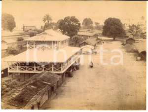 1930 ca  CONGO BELGA Veduta di una cittadina coloniale  - Foto ANIMATA 16x12 cm  Fotografia d'epoca, su carta sottile. VERY POOR/gravemente danneggiato strappo di 3 cm al lato sinistro; piccole piegature angolari Formato: 16x12 cm originale e autentica 1