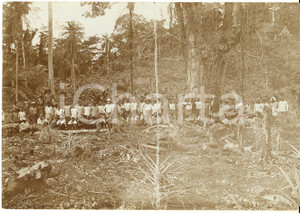 1930 ca CONGO BELGA Lavoratori indigeni in una foresta con i sorveglianti *Foto  Fotografia d'epoca, su carta sottile. POOR/danneggiato minima mancanza angolare e lieve piegatura; evidente difetto di stampa al centro Formato: 16x12 cm originale e autentica 1