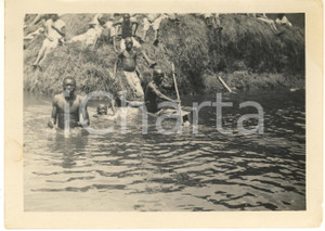 1950 ca CONGO BELGA - RUANDA - Indigeni al fiume *Foto 18x13 cm  Fotografia d'epoca. FAIR/discreto macchia al lato sinistro e minime piegature angolari Formato: 18x13 cm originale e autentica 1